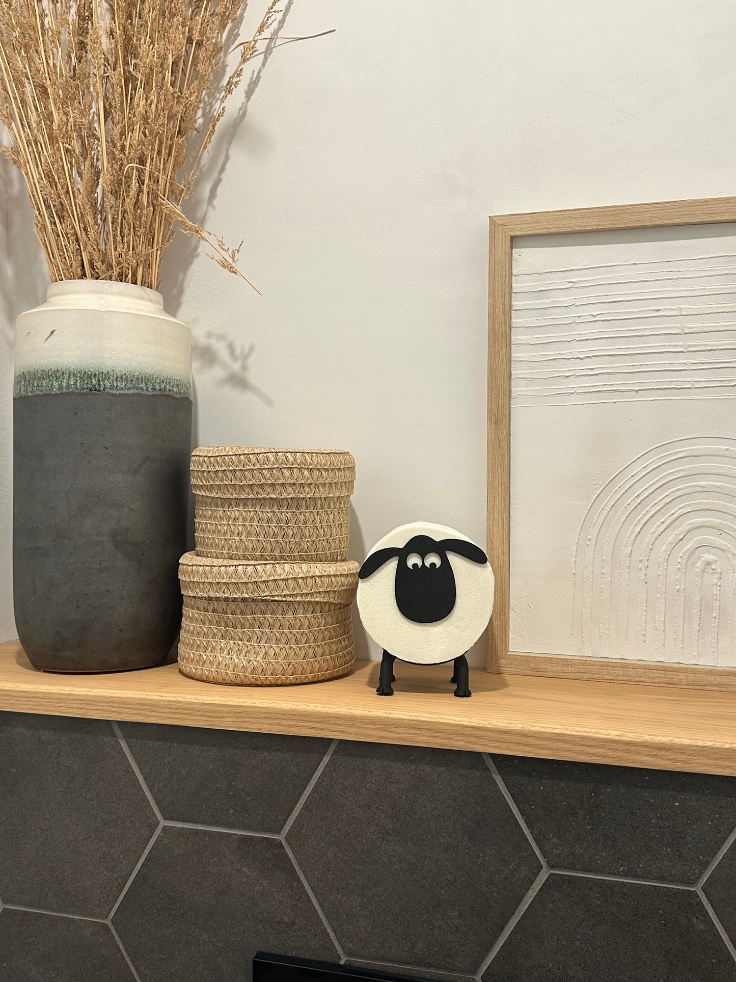 3D-geprinte toiletrolhouder in de vorm van een schattig schaap. Een uniek en praktisch badkameraccessoires. Overzicht.