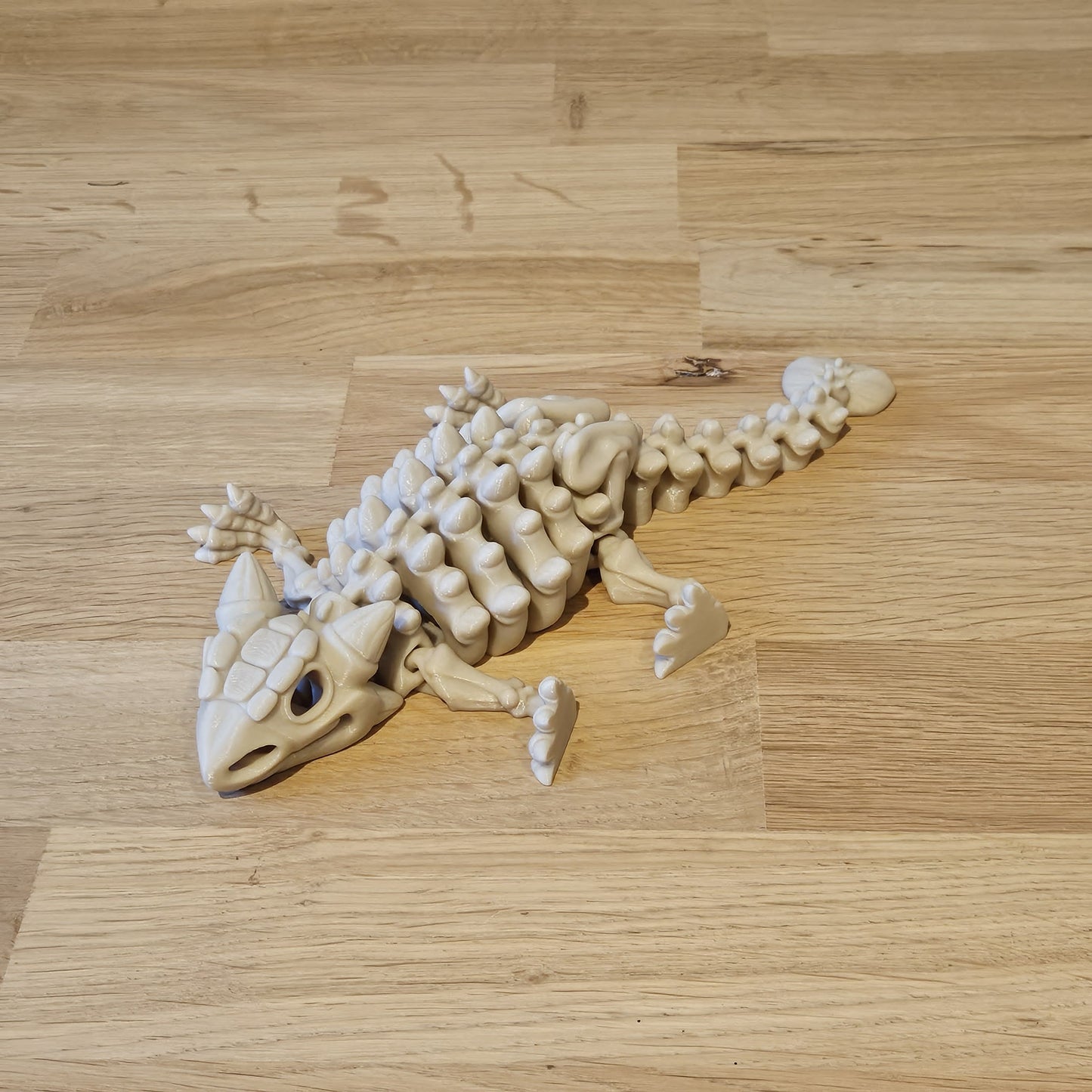 Flexi skelet Ankylosaurus liggend op vlakke ondergrond – gedetailleerd 3D-geprint dinosaurusmodel met stekels en knotsstaart