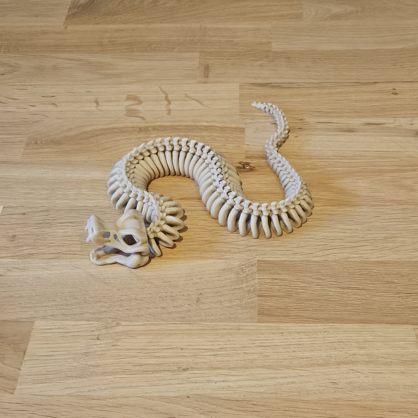 Flexi skelet Slang liggend – gedetailleerde 3D-print van een slang in verschillende bochten met flexibele lichaamsdelen