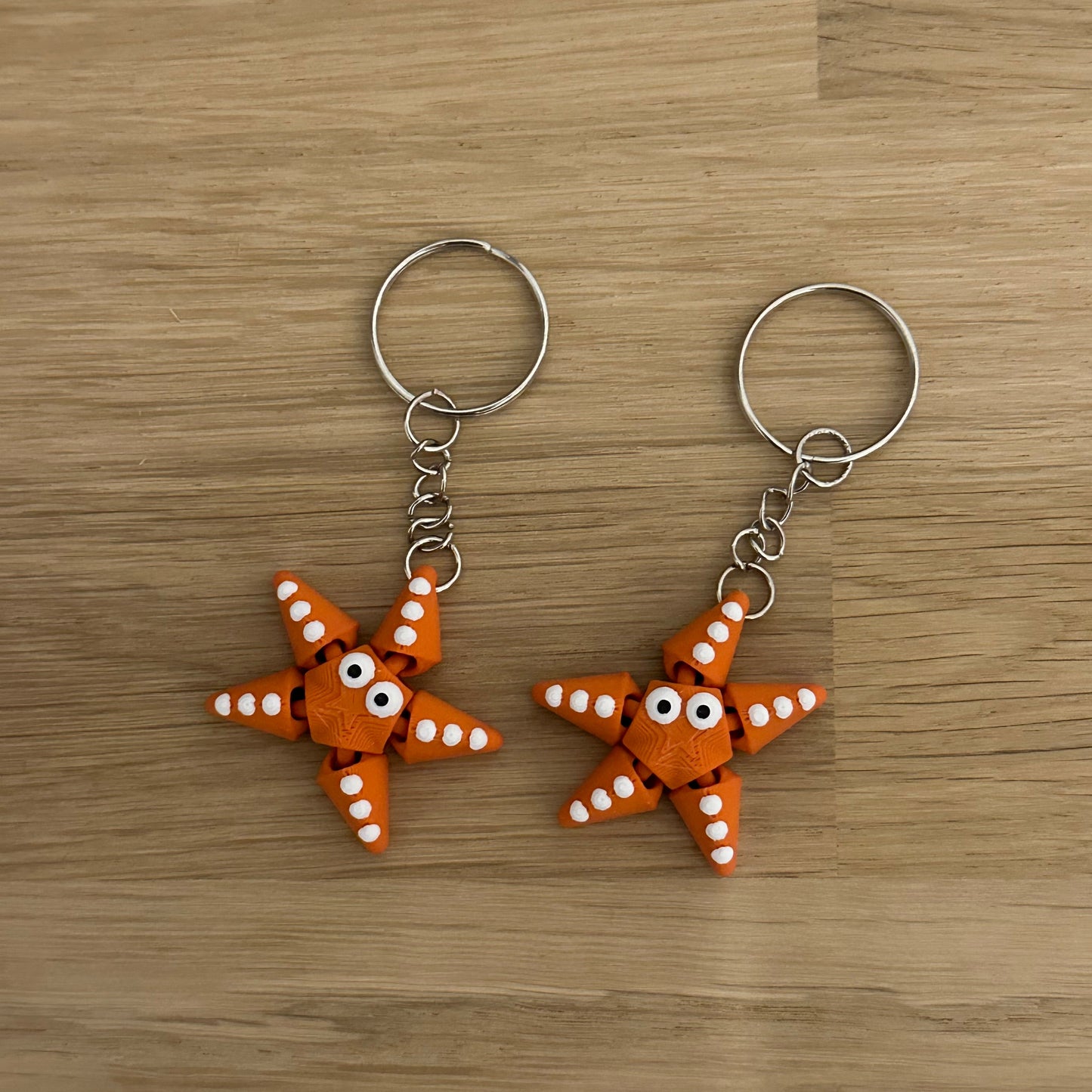 Een kleurrijke flexibele zeester sleutelhanger, compact en speels ontworpen, ideaal voor sleutels en als friemelspeelgoed.