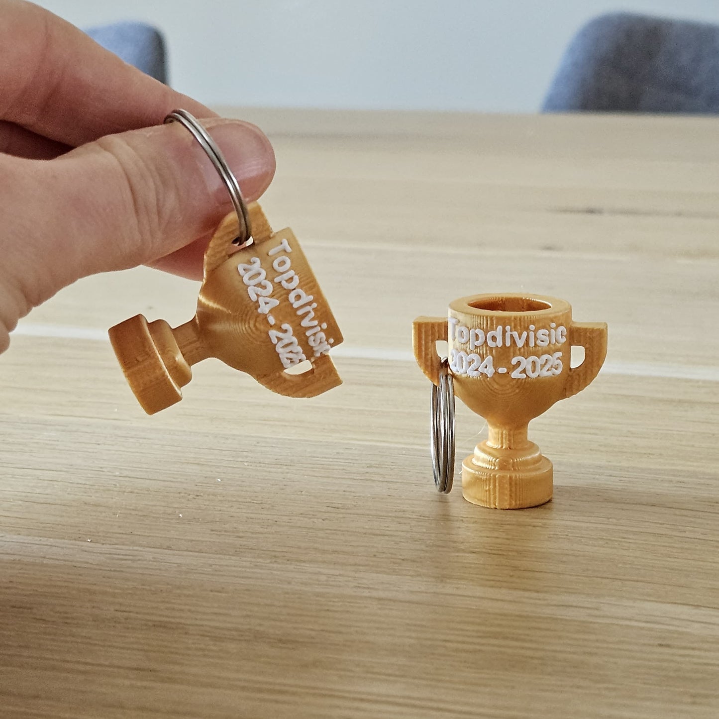 Gepersonaliseerde bokaal sleutelhanger met naam en jaartal.