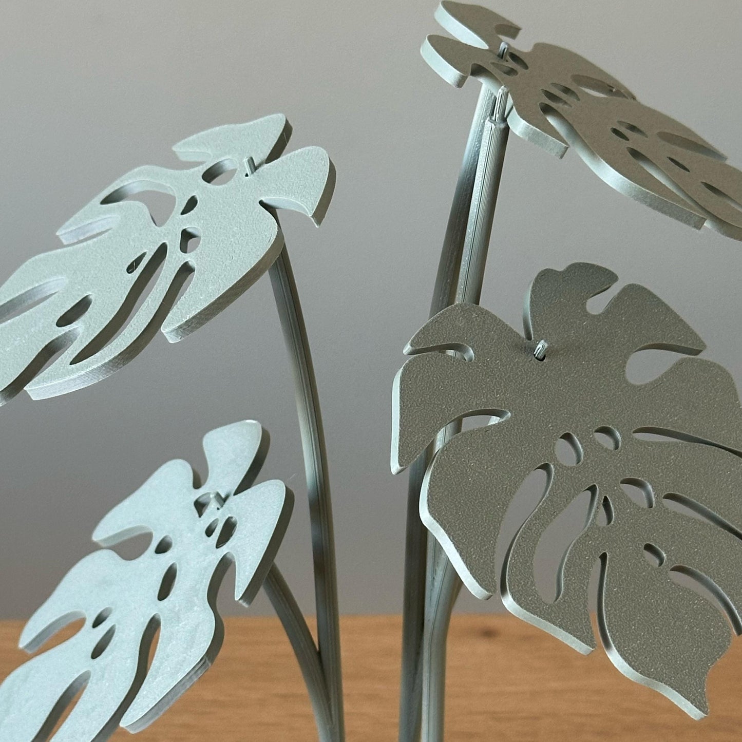 3D-geprinte Monstera onderzetter set – een plantvorm met losse bladeren die als onderzetters gebruikt kunnen worden. Stijlvol en functioneel design voor tafels.