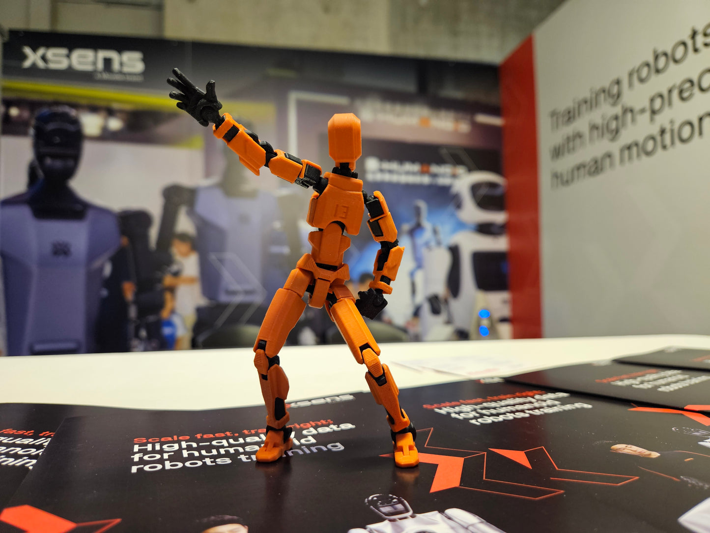 T13 actie figuur Robot zelf te poseren en personaliseren oranje zwart robotics stand xsens
