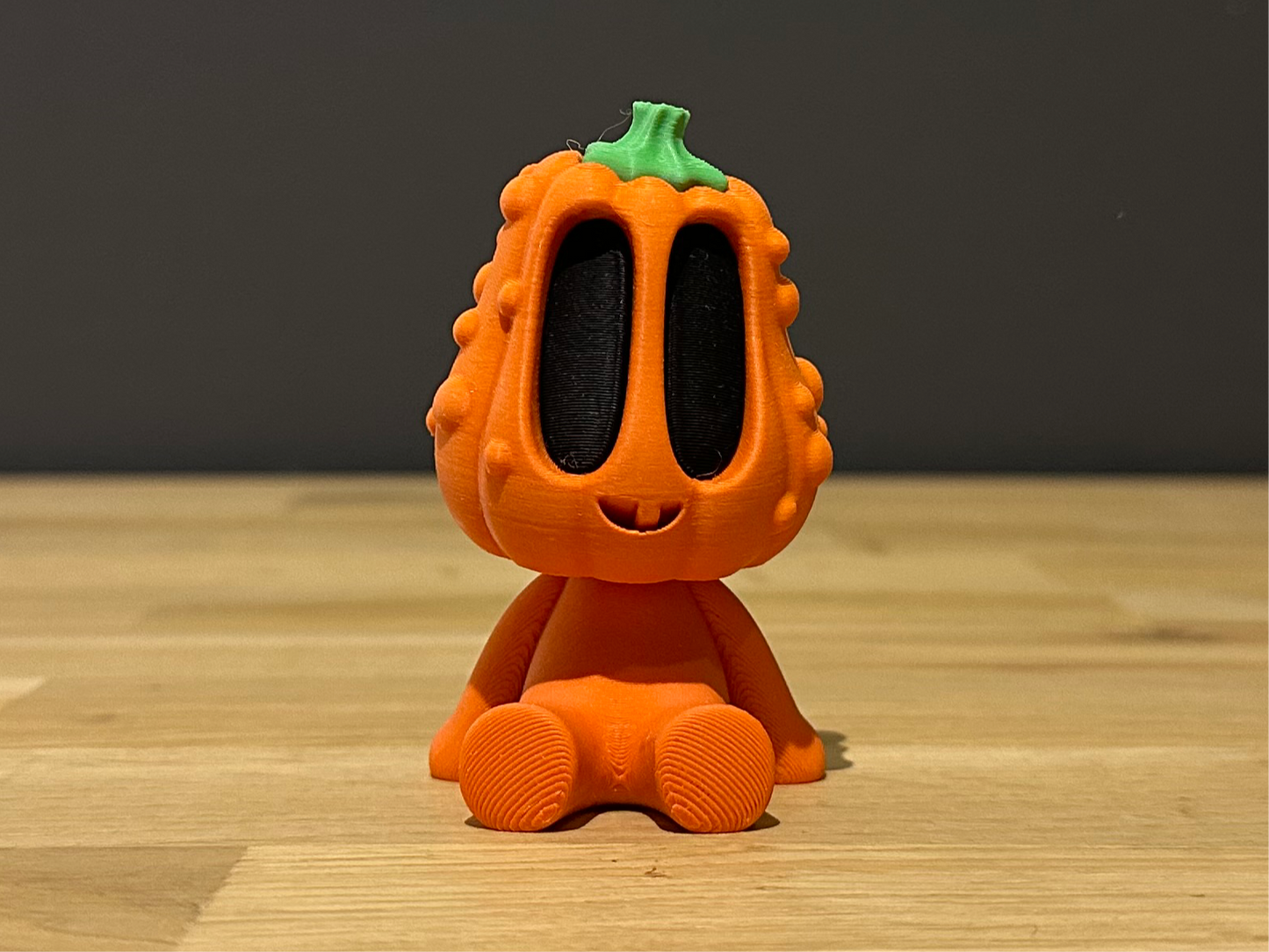 Zittend halloween pompoen mannetje