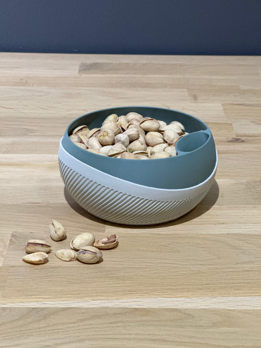 3D-geprint pistachebakje met apart vak voor schillen, handig voor schoon snacken.