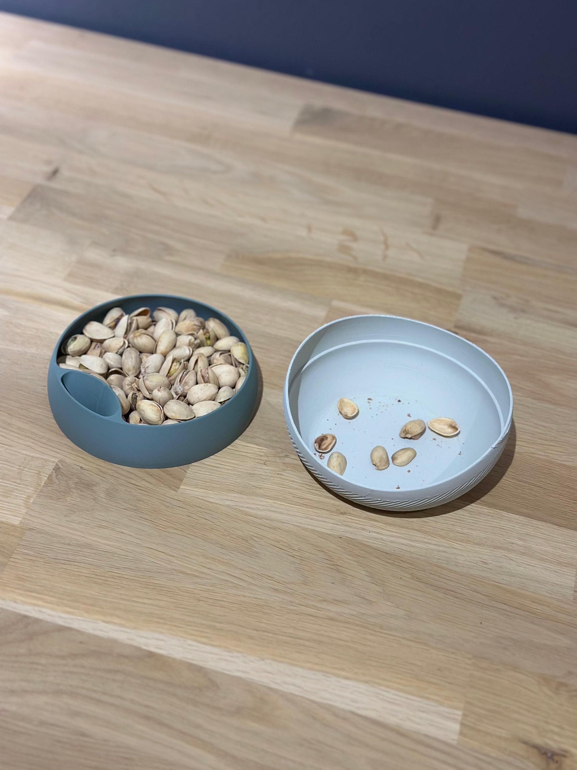 3D-geprint pistachebakje met apart vak voor schillen, handig voor schoon snacken.