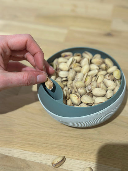 3D-geprint pistachebakje met apart vak voor schillen, handig voor schoon snacken.