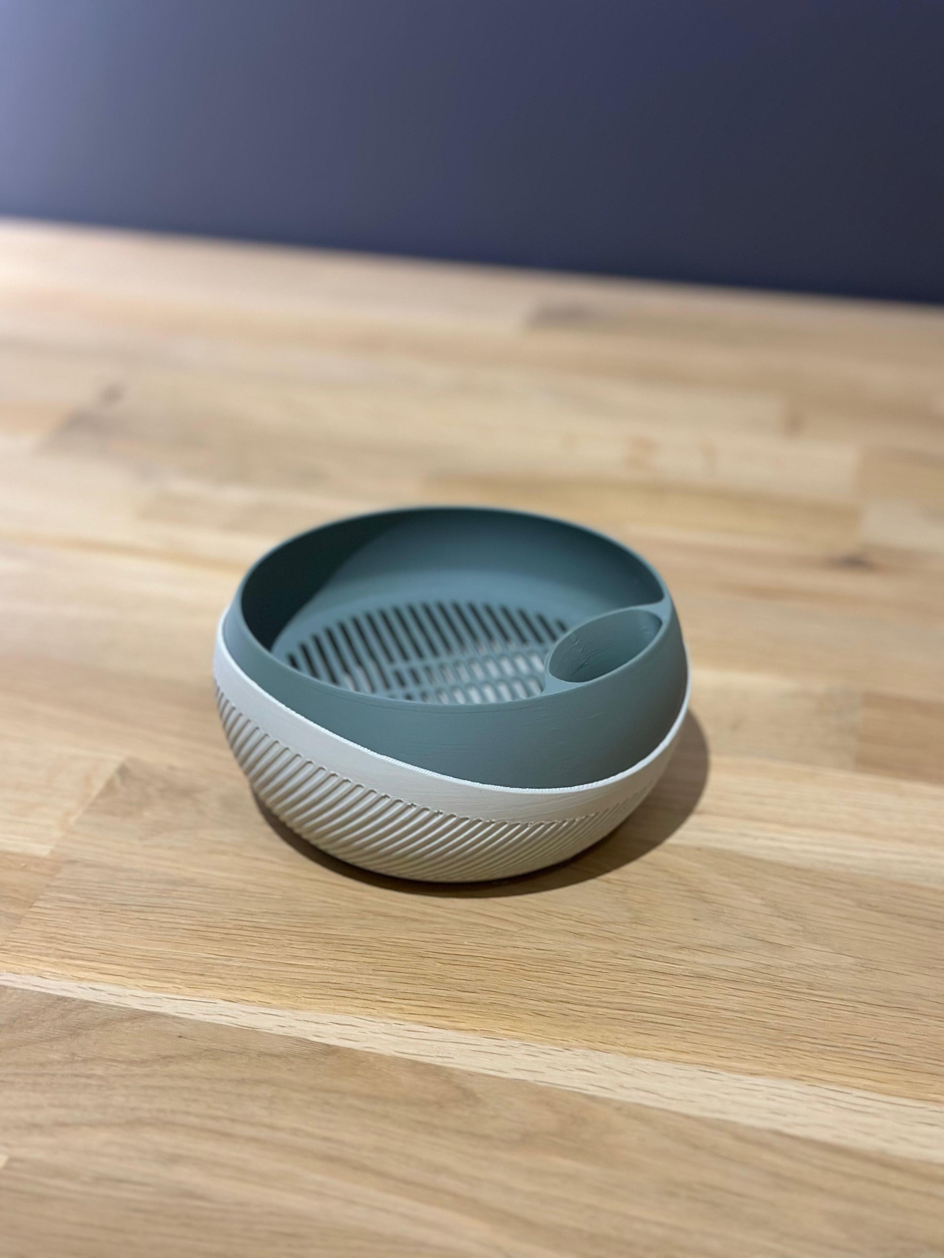 3D-geprint pistachebakje met apart vak voor schillen, handig voor schoon snacken.