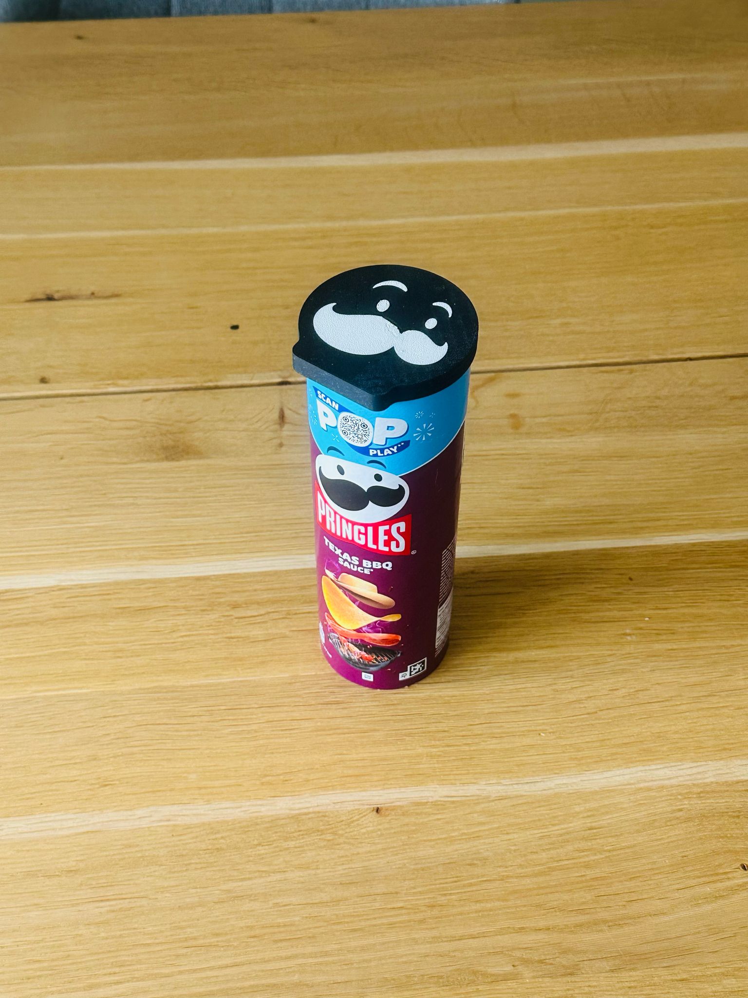 3D-geprinte Pringles dispenser deksel met gleuf, past op een Pringles-bus om chips eenvoudig eruit te schuiven.