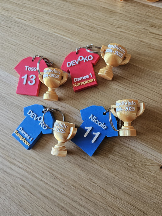 3D-geprinte kampioen sleutelhanger met eigen tekst en teamkleuren.