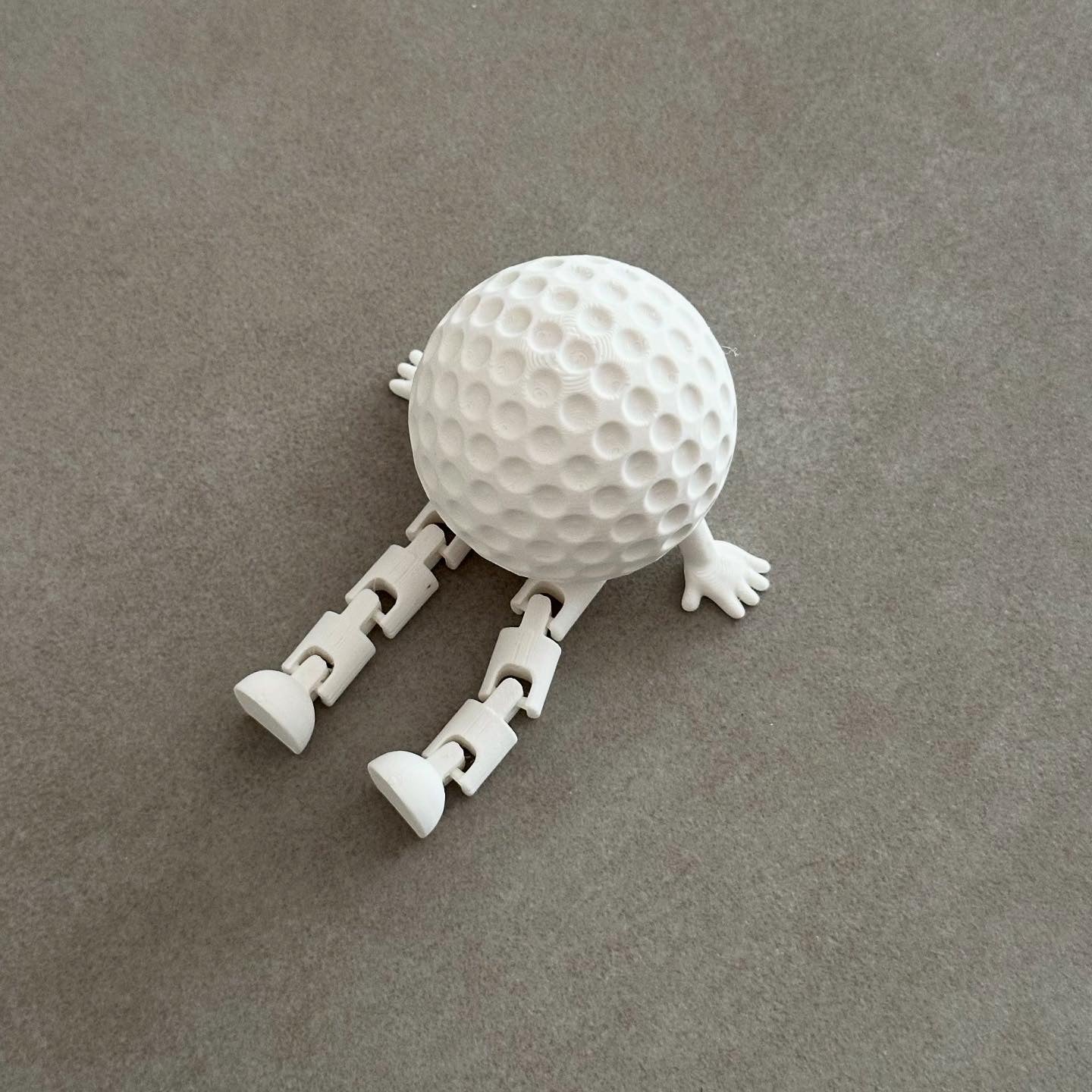 Golfbal met voetjes