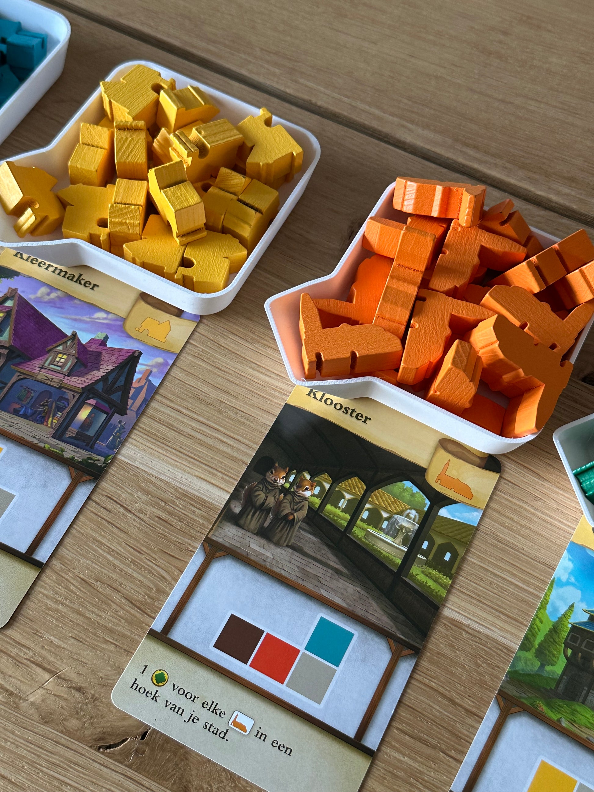 Close-up van een token tray met een handige uitloop, ontworpen voor eenvoudig teruggieten van spelonderdelen.