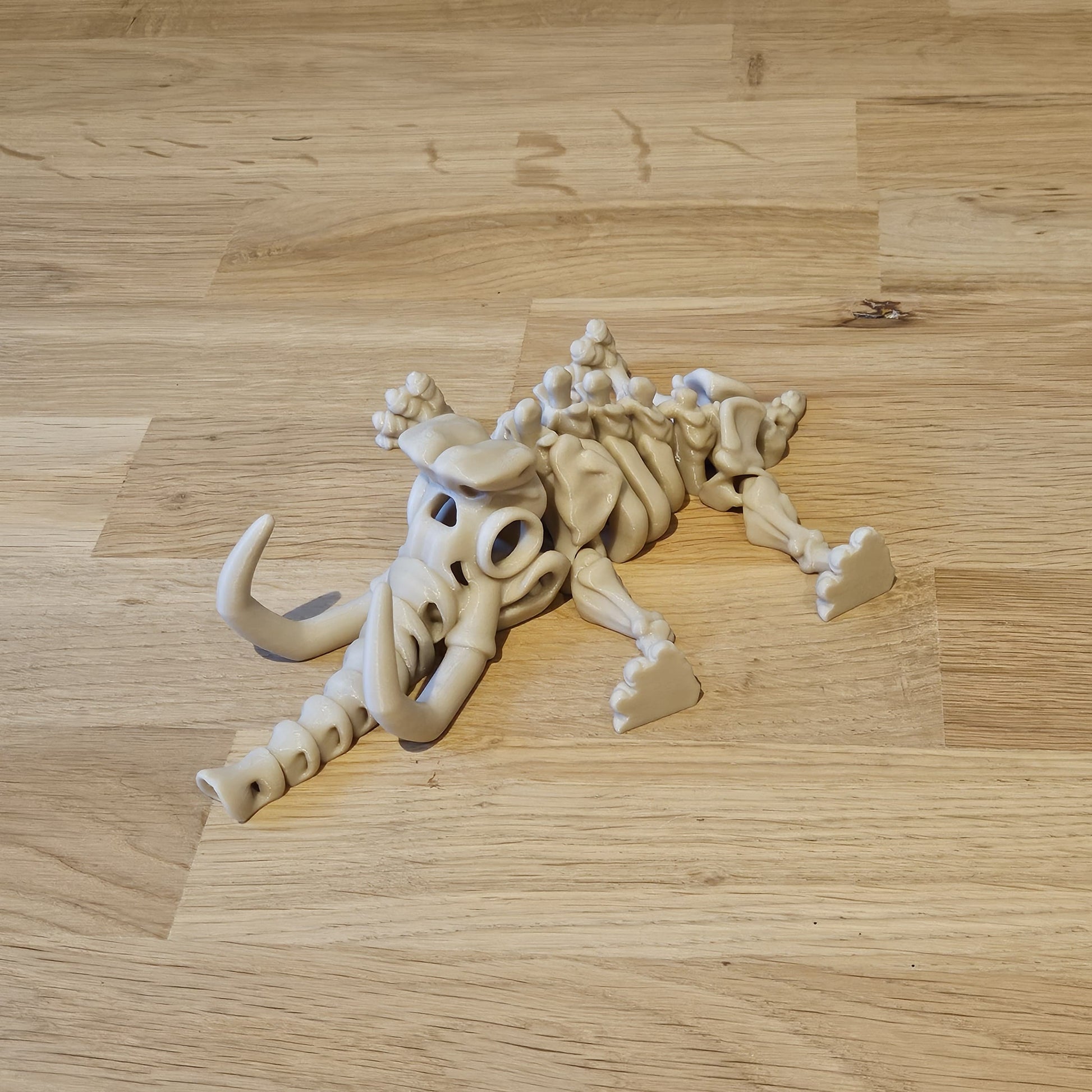 Flexi skelet Mammoet liggend – gedetailleerd 3D-model van een mammoet met slagtanden en flexibele staart