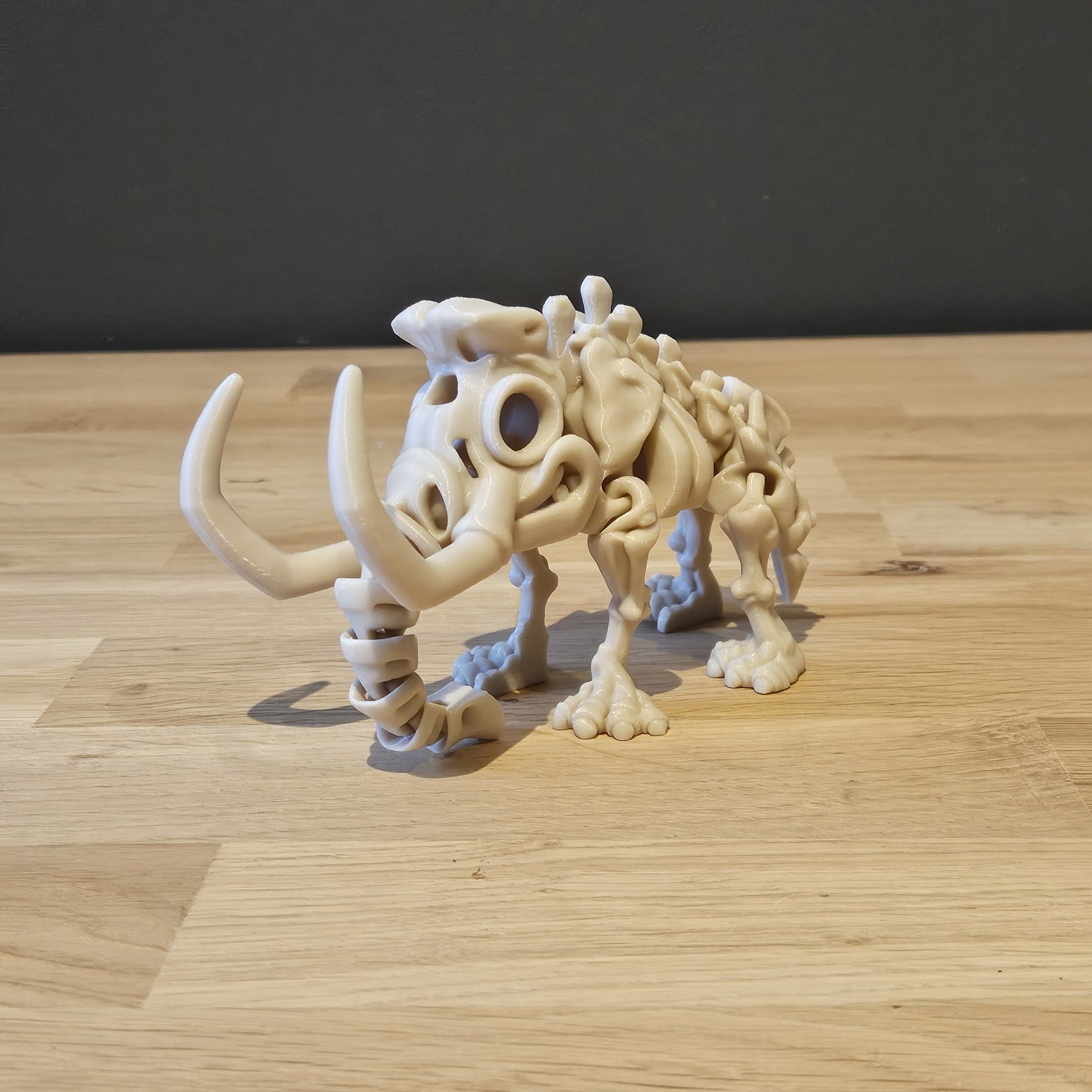 Flexi skelet Mammoet rechtop met kromme slagtanden – 3D-geprint model met flexibele gewrichten en gedetailleerde kenmerken