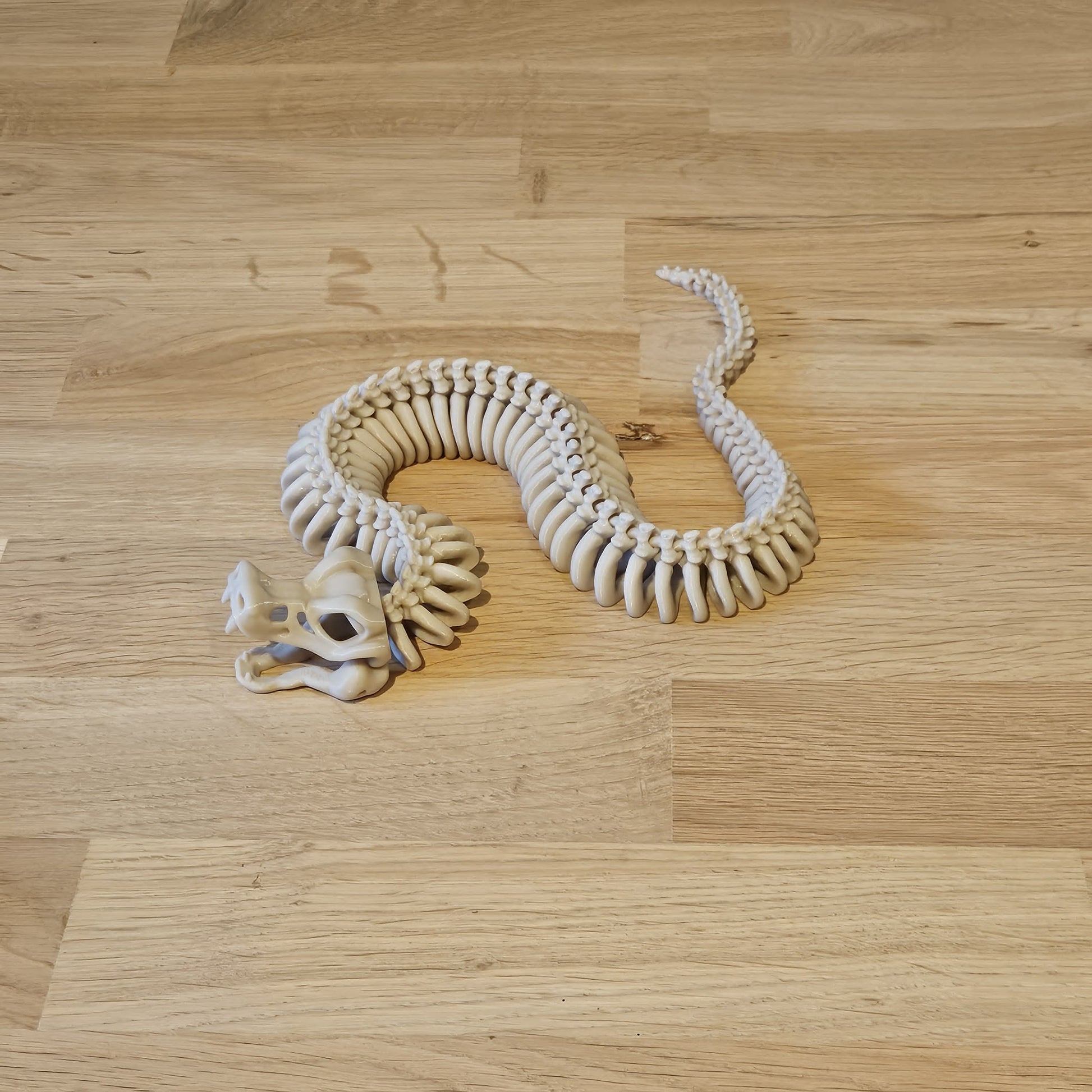 Flexi skelet Slang liggend – gedetailleerde 3D-print van een slang in verschillende bochten met flexibele lichaamsdelen