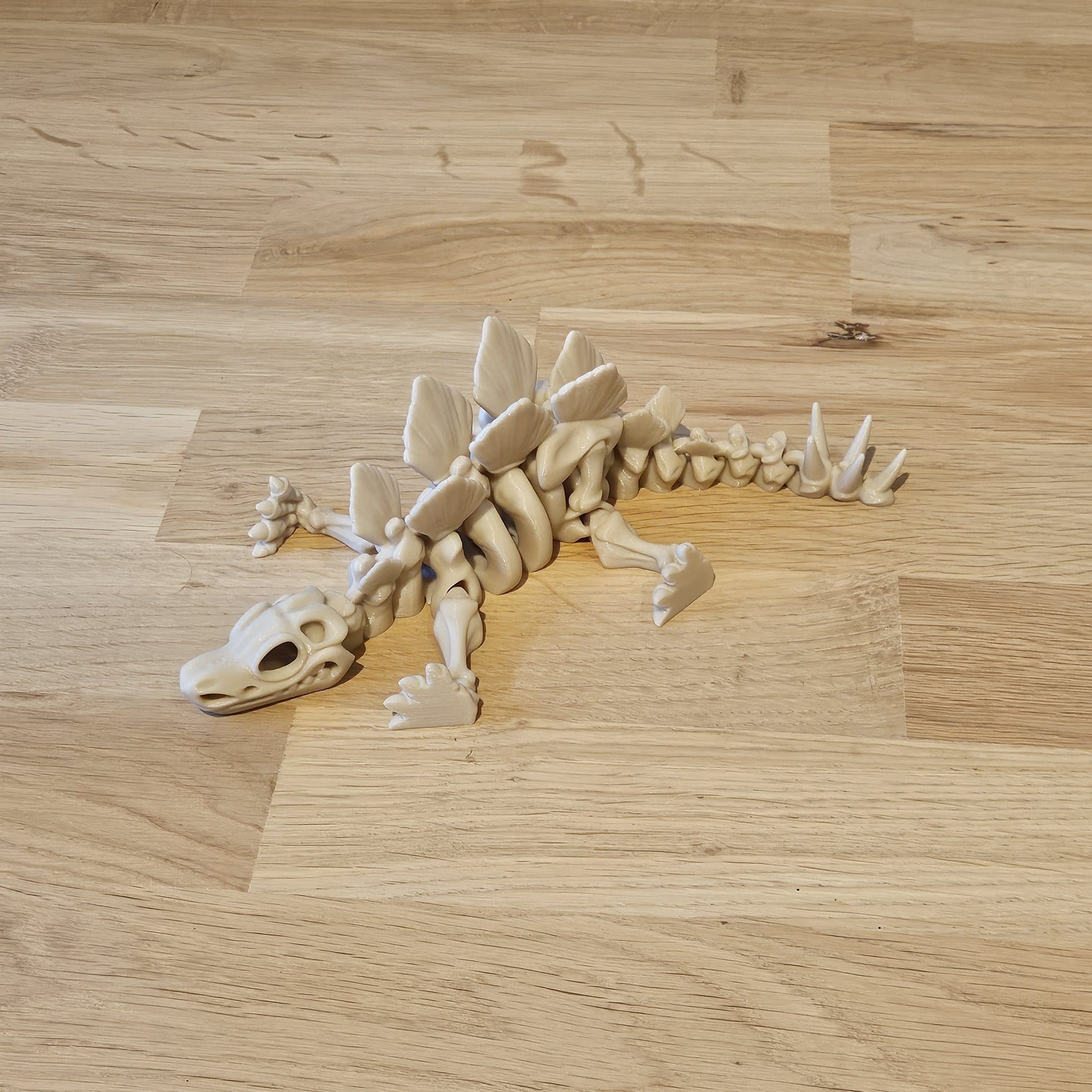 Flexi skelet Stegosaurus liggend op oppervlak – gedetailleerd 3D-model met flexibele staart en stekelige rug