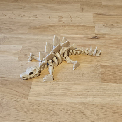 Flexi skelet Stegosaurus liggend op oppervlak – gedetailleerd 3D-model met flexibele staart en stekelige rug