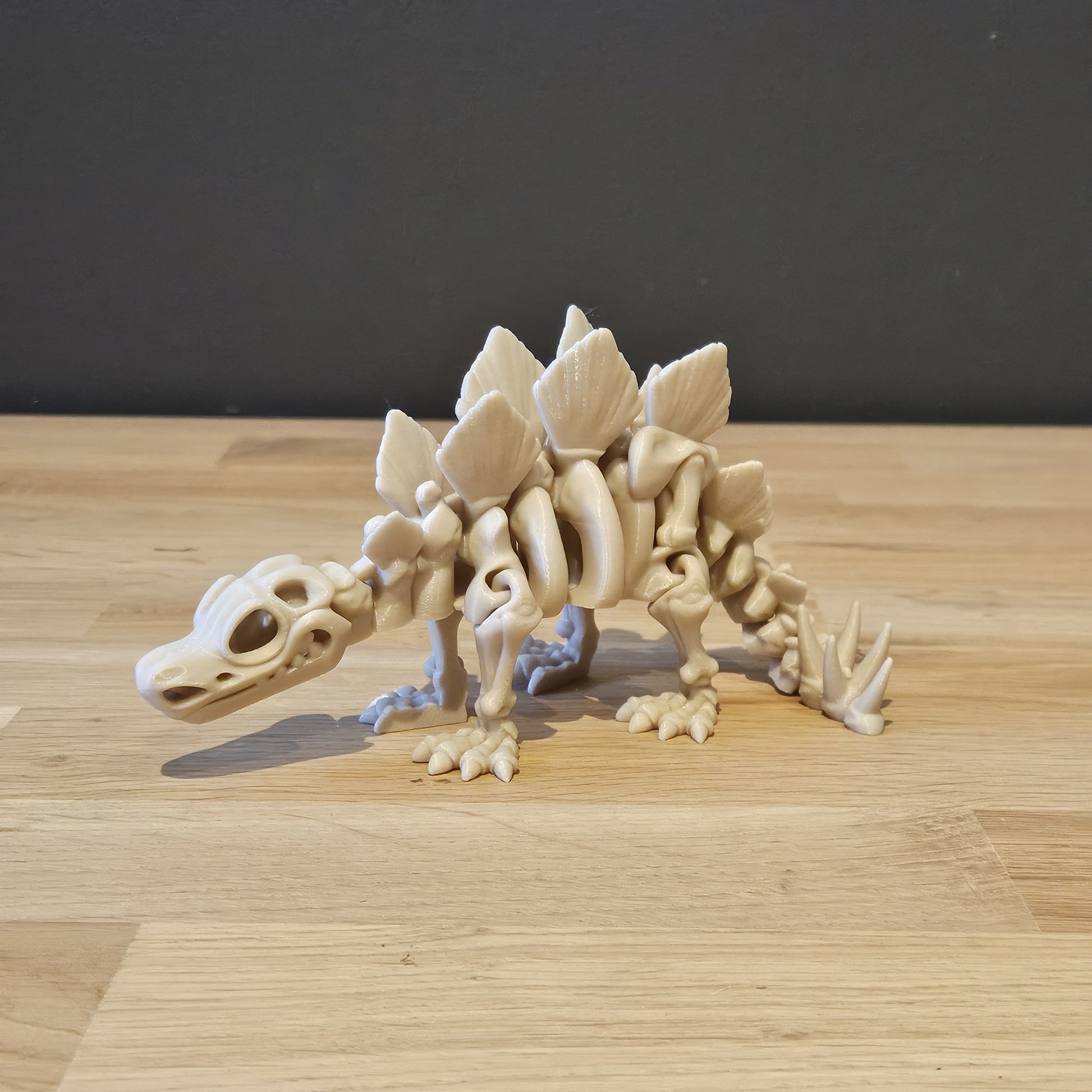 Flexi skelet Stegosaurus staand met zichtbare rugplaten – 3D-geprinte dinosaurus met beweegbare onderdelen