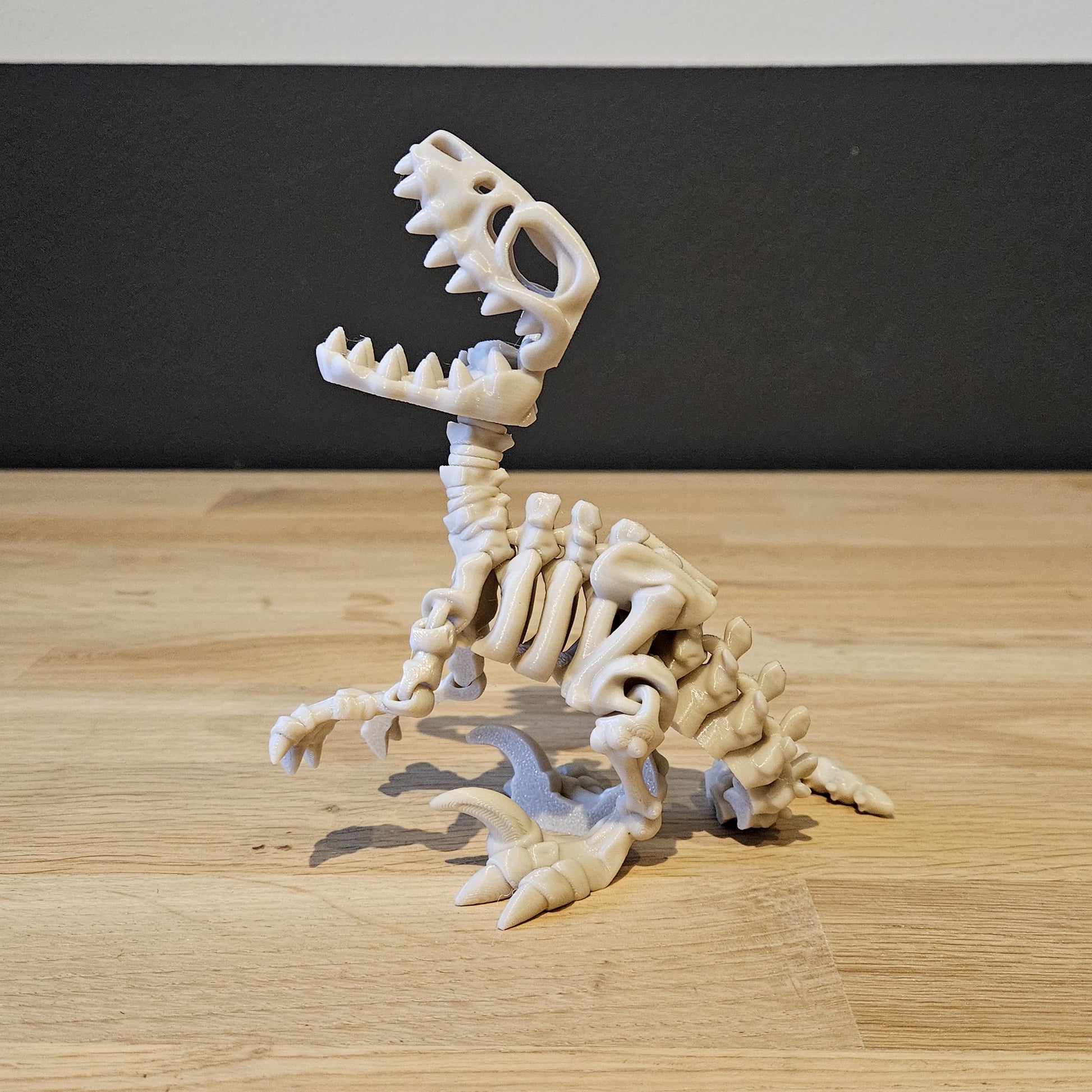 Flexi skelet Velociraptor rechtop weergegeven – 3D-geprinte dinosaurus met klauwen en soepele gewrichten
