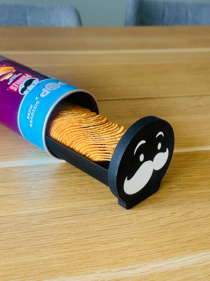 Handige Pringles deksel met opening, ontworpen om chips zonder gedoe uit de bus te halen.
