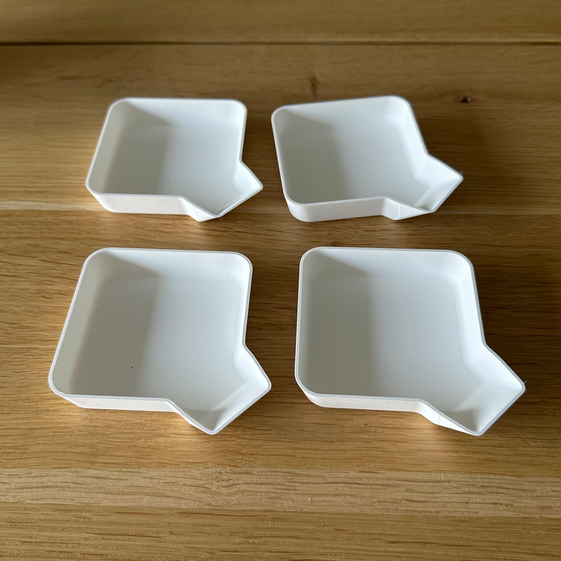 Handige token opbergtray met een tuitje, perfect voor het organiseren van bordspel-fiches en muntjes.