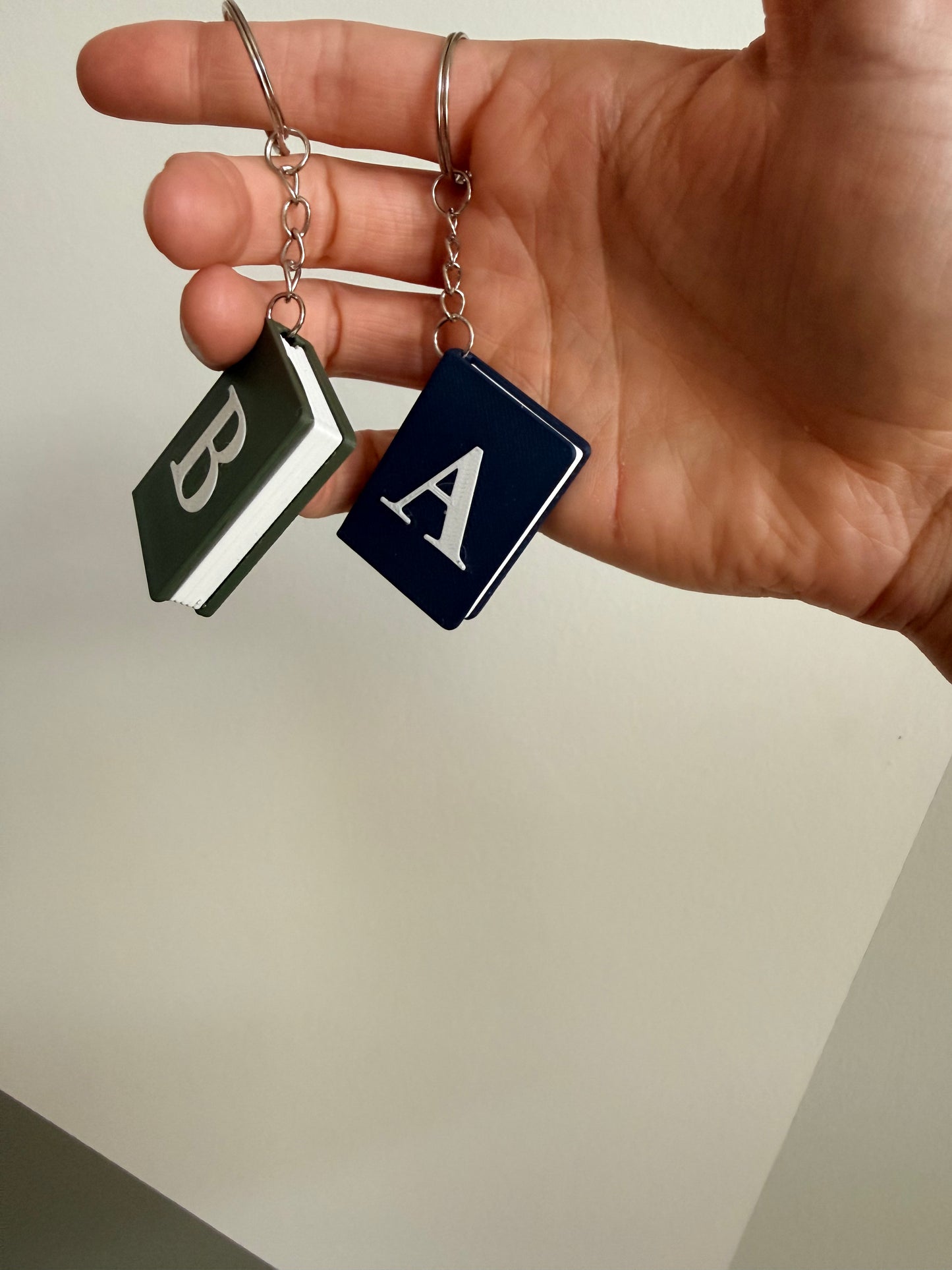 Boek met letter sleutelhanger