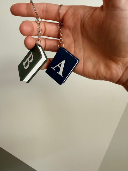 Boek met letter sleutelhanger