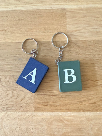 Boek met letter sleutelhanger
