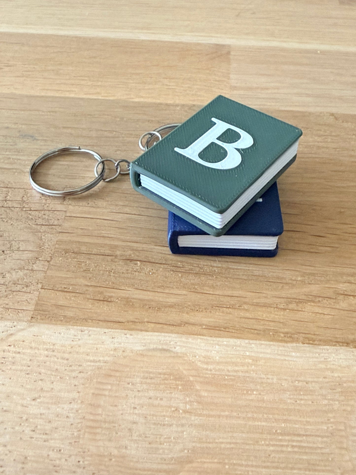 Boek met letter sleutelhanger