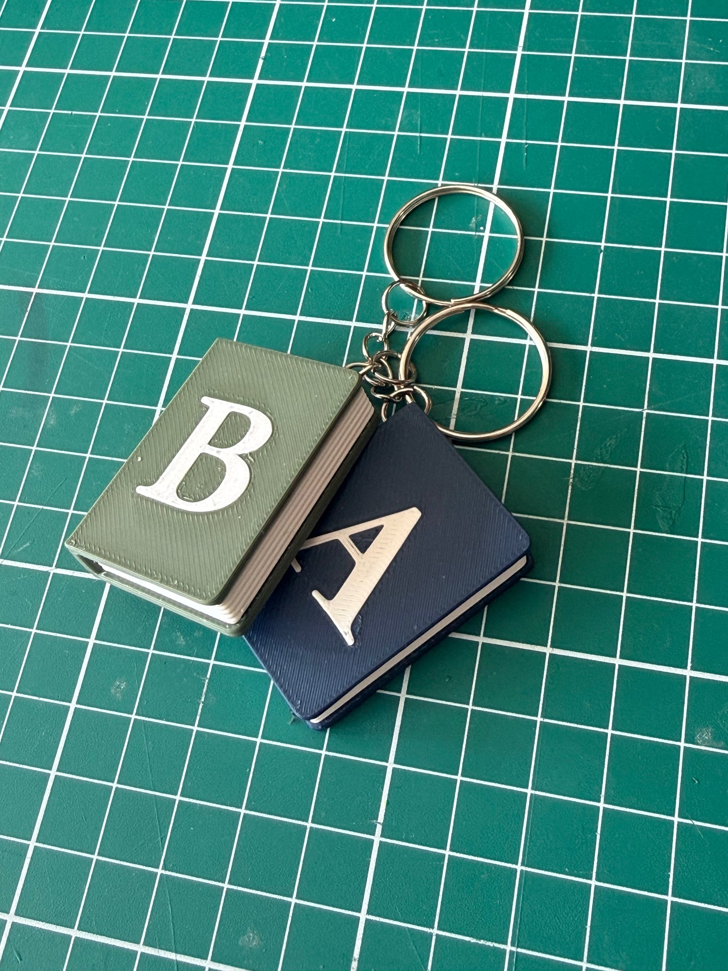 Boek met letter sleutelhanger