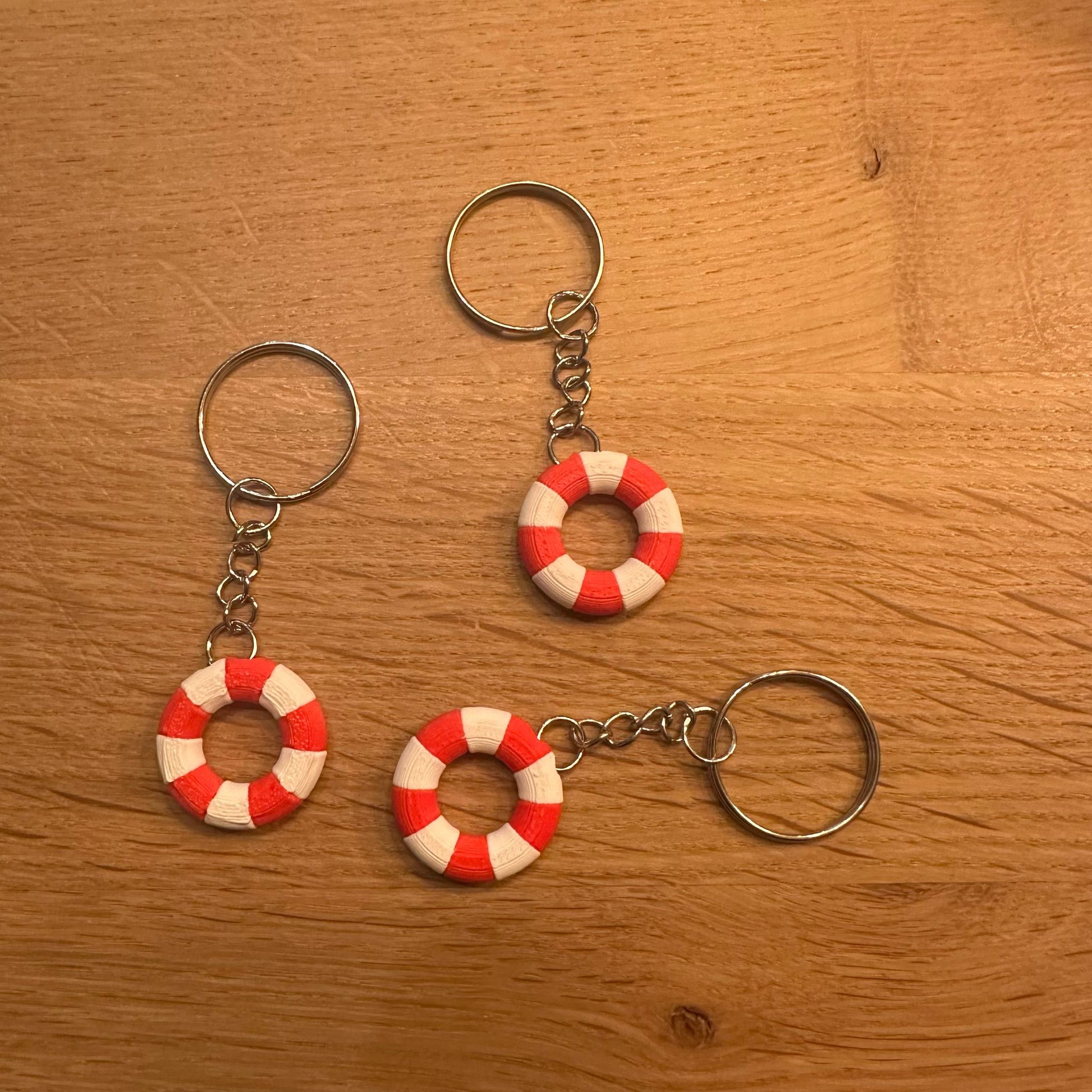 Rood-witte boei sleutelhanger met maritiem design, perfect voor sleutels of tassen.