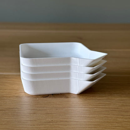 Witte 3D-geprinte token tray met een schuin aflopend tuitje, ideaal voor bordspelaccessoires.